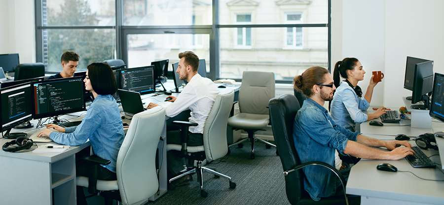 How to maintain employee performance in a hybrid workplace